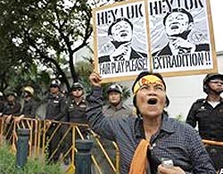 Người Thái biểu tình đòi dẫn độ Thaksin